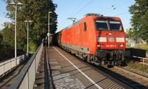 145 072-5 DB  kommt die Kohlscheider-Rampe hoch aus Richtung Neuss,Herzogenrath mit einem langen Audi-VW-Zug aus Osnabrück nach Kortenberg-Goederen(B) und fährt durch Kohlscheid und fährt in Richtung Richterich,Laurensberg,Aachen-West.
Bei schönem Herbstwetter am Abend vom 28.9.2015.