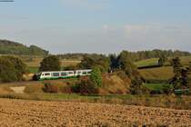 Seit dem Fahrplanwechsel im Jahr 2013 kommen die Doppeleinheiten der Vogtlandbahn nun auch öfters nördlich von Weiden zum Vorschein. Früher fuhren Doppeleinheiten bis auf wenige Ausnahmen nur zwischen Regensburg und Weiden. Und so freut man sich wenn für bestimmte Züge andere Motive gewählt werden können, die sonst nur bei den längeren Zügen (Alex oder Regionalexpress) wirken.
In der Abendstimmung kam so VBG 74266 mit zwei 642er Einheiten bei Pechbrunn vorbei, 18.09.2014