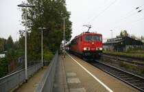 155 032-6 DB  kommt die Kohlscheider-Rampe hoch aus Richtung Neuss,Herzogenrath mit einem langen Autozug aus Richtung Neuss nachh Belgien und  fährt durch Kohlscheid in Richtung Richterich,Laurensberg,Aachen-West. 
Bei Nieselregen am Abend vom 15.10.5.2015.
