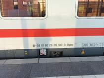 UIC-Anschriften auf einem Bwmz, der zusammen mit einem weiteren im IC 1957 eingestellt war.
Inklusive Spiegelungen in den Fenstern.
Gesehen am 2.10.15 in Erfurt Hbf