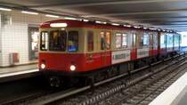 DT 1 (Hanseat) im U-Bahnhof Billstedt – Sonderfahrt  zum Verkehrshistorischen Tag am 11.10.2015 /
DT 1 (Doppeltriebwagen 1) der HHA / erste Neubauserie seit den 1930-er Jahren / Einsatzzeit: 1958-1991 / Lük 28,34 m, B 2,55 m, Leergewicht: 50 t, max. Geschwindigkeit: 80 km/h, Achsfolge: Bo'Bo' + Bo'Bo' / Hersteller: Uerdingen, SSW, AEG /
