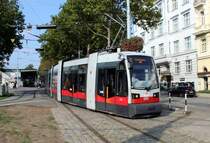 Wien Wiener Linien Straßenbahntypen in Betrieb. - Stand: Mitte Oktober 2015. - ULF B 601 - 701 SGP / Siemens 1995 - 2005. - Foto: B 689 als SL 5 Neubaugürtel / Mariahilfer Straße am 12. Oktober 2015.
