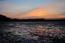 Das Stiftland im nördlichen Teil der Oberpfalz ist für seine Fischwirtschaft bekannt. Am 02.11.2014 allerdings waren die Fischteiche bei Oberteich bereits abgefischt und die Abenddämmerung spiegelte sich im übrigen Wasser des Teiches. Ab und an wird die Stille unterbrochen, wie hier als sich eine Ludmilla mit ihrem Mischer aus Nürnberg ihren Weg Richtung Marktredwitz bahnt.