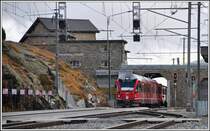 Ospizio Bernina 2253m Einfahrt Nordseite zum Bahnhof und zur gedeckten Drehscheibe (rechts nicht sichtbar). R1656 mit ABe 8/12 3502. (08.10.2015)