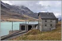 Ospizio Bernina 2253m Einfahrt Südseite zum Bahnhof und zur gedeckten Drehscheibe. (08.10.2015)