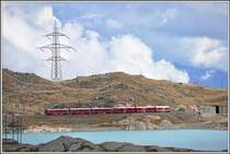 R1637 mit ABe 8/12 3511 am Lago Bianco auf dem Berninapass Richtung Süden. (08.10.2015)