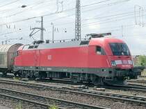DB-Taurus 182 008 fhrt mit einem Gterzug in Richtung Gttingen aus dem Gterbahnhof Bebra ab.
