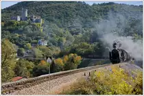 Mit geschlossenem Regler rollt 06-018 mit ihrem 17042 von Sežana nach Nova Gorica am 9.10.2015 in den Bahnhof Branik.