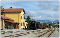 06-018 mit ihrem 17042 von Sežana nach Nova Gorica am 9.10.2015 beim Betriebshalt in Prvačina aufgenommen.