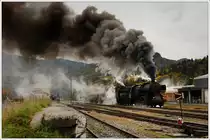 33-037 vor 06-018 am 11.10.2015 mit ihrem 17045 von Jesenice nach Most na Soči bei der Ausfahrt aus Bohinjska Bistrica.