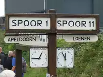 Bahnhof Beekbergen, Gleisanzeiger mit Richtungsschild und Abfahrtszeit / in Beekbergen am 6.9.2014 beim großen Eisenbahn-Spektakel  „Terug naar Toen - Zurück nach Damals“ der Museumseisenbahn VSM in Beekbergen / NL,
