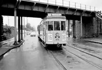 København / Kopenhagen Københavns Sporveje (KS): Sonderfahrt / Fotofahrt für Mitglieder der Sporvejshistorisk Selskab (: der Dänischen Gesellschaft für Straßenbahngeschichte) mit dem Tw 470 und dem Bw 1054 als SL 16 eines regnerischen Sonntags im August 1967. Der Zug hält auf dem Enghavevej im Stadtviertel Kongens Enghave. - Rechts liegt heute die S-Bahnstation Sydhavnen, und die alte Bahnbrücke ist später durch zwei neue Brücken ersetzt worden. - Sowohl der Tw als auch der Bw befinden sich heute in der Sammlung des Dänischen Straßenbahnmuseums. Der Tw gehörte zur Serie 447 - 490, und der Bw zur Serie 1001 - 1065 - beide Serien wurde 1942 - 1947 von der Hauptwerkstätte der KS gebaut. - Scan von einem S/W-Negativ. Film: Ilford FP3. Kamera: Konica EE-matic.