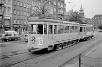 København / Kopenhagen KS: Sonderfahrt / Fotofahrt für Mitglieder der  Sporvejshistorisk Selskab  (: der Dänischen Gesellschaft für Straßenbahngeschichtliche) mit einem sogenannten  scraptog  - man nannte diese Trieb- und Beiwagen aus den Jahren 1942 bis 1947 u.a.  scrapvogne  (aus dem Englischen 'scrap' = Affall, Rest), weil man glaubte, die Hauptwerkstätte hätte die Wagen aus Altmaterialen gebaut, welches aber nicht der Fall war. Die Hauptwerkstätte der KS hatte nämlich noch etwas im Materialenlager übrig, nachdem die Serien der Großraumwagen 501 - 618 (Tw) und 1501 - 1583 (Bw) 1942 fertiggebaut worden waren. Aber leider nicht Metall genug für mehr von den Drehgestellwagen, die alle aus Stahl gebaut worden waren, und die sehr günstig waren, weil sie viele Fahrgäste mitbringen konnten. - Aber es gelang, in den schwierigen Kriegsjahren mit steigenden Fahrgastzahlen, die Serien der kleineren Triebwagen 447 - 490 und der Beiwagen 1001 - 1065 herzustellen. - Die letzten Triebwagen wurden im Frühling 1967 und die letzten Beiwagen im Frühling 1968 ausgemustert. - Foto: Tw 470 und Bw 1054 als SL 16 in der Nørre Voldgade im August 1967. - Scan von einem S/W-Negativ. Film: Ilford FP3. Kamera: Konica EE-matic.