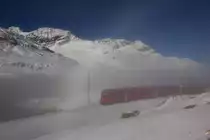 Am frühen Morgen kommt es am Lago Bianco an der Nebelgrenze zur Bildung eines Nebelbogens,just in dem Moment als der ABe 8/12 3507  Allegra  mit dem R nach Tirano aus dem Nebel auftaucht.Bild Ospizia Bernina den 20.10.2015