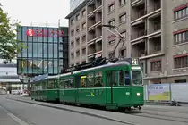 Ausnahmsweise wird der Be 4/4 465 zusammen mit dem B 1472 S auf der Linie 21 eingesetzt. Hier bedient die Komposition die Haltestelle Gewerbeschule. Die Aufnahme stammt vom 20.10.2015.