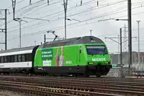 Re 460 080-5, mit der Migros Werbung, durchfährt den Bahnhof Muttenz. Die Aufnahme stammt vom 14.10.2015.