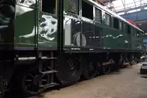 Blick am 05.09.2015 auf das noch nicht fertiggestellte Fahrwerk von E 75 009 (175 059) des Nürnberger Eisenbahnmuseums. Nach dem damals im Museumslokschuppen erlittenen Brandschaden, geht die Aufarbeitung im DLW Meiningen nun langsam ihrem Ende entgegen. Wenn man die Brandruine damals gesehen hat, mag man kaum glauben, dass es sich um die gleiche Maschine handelt. Leider beinhaltet die Wiederaufarbeitung nicht die Betriebsfähigkeit der Lok.