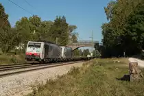 189 914 und 185 663 von Lokomotion mit einem leeren Aufliegerzug am 2. Oktober 2015 bei Übersee.