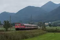 111 172-3 ist am 8. Oktober 2015 mit einem Flüchtlingszug auf dem Weg nach München, hier zu sehen bei Weisham.