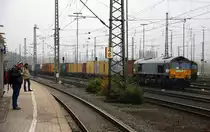 Die Class 66 266 035-5 von Railtraxx steht mit Motor aus in Aachen-West mit einem Containerzug und wartet auf die Abfahrt nach Belgien. 
Aufgenommen vom Bahnsteig in Aachen-West. 
Bei Nieselregen am Abend vom 19.10.2015.
