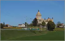 Für einmal verkehrt rum, mit dem Steuerwagen (Bt 54) Richtung Morges und dem schiebenden Be 4/4 12 konnte der BAM Regionalzug 125 vor dem nun (fast) gerüstfreien Château de Vuffelns fotogarfiert werden. 
20. Oktober 2015