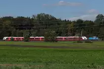 Bei STADLER in Erlen (TG) wird am 28.09.2015 von Ee 936 133-8 ein FLIRT für die Norwegische Staatsbahn (NSB) in die Werkshalle geschoben.