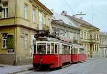 Wien Wiener Verkehrsbetriebe SL 62 (B 95 (SGP 1952) + b 14xx) Hetzendorfer Straße / Schönbrunner Straße / Schloss Hetzendorf am 16. Juli 1974. - Wegen Kanalisationsarbeiten gab es zwischen dem Schloss Hetzendorf und der Kernstraße keinen Straßenbahnverkehr, und weil die ER-Wagen (L3/4 + l3 + l3) auf der SL 62 in Hetzendorf keine Wendemöglichkeit hatten, mussten ZR-Wagen sowohl auf dem Innenast Kärtner Ring / Oper - Schloss Hetzendorf (B + b) als auch auf dem Außenast Kernstraße - Lainz, Wolkersbergen (M) eingesetzt werden. - Scan von einem Farbnegativ. Film: Kodacolor II. Kamera: Kodak Retina Automatic II.