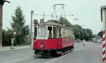 Wien WVB SL 62 (M 4080, Bj 1929) Hetzendorfer Straße / Kernstraße am 16. Juli 1974. - Wegen Kanalisationsarbeiten musste der Straßenbahnverkehr zwischen Kernstraße und Schloss Hetzendorf unterbrochen werden. Auf dem Außenast der SL 62 (Kernstraße - Lainz, Wolkersbergenstraße) fuhren M-Wagen. - Scan von einem Farbnegativ. Film. Kodacolor II. Kamera: Kodak Retina Automatic II.