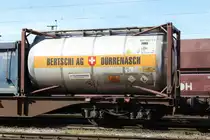 Detailaufnahme von einem Containertragwagen Sgns mit einem aufgesetzten Tankcontainer der schweizer Bertschi AG. Das Ladegut 2,4-Toluylendiamin(Warntafel 60/1709) ist ein wichtiges Zwischenprodukt zur Herstellung von Kunst- und Farbstoffen. Der Wagen war am 18.10.2014 in einen abgestellen Chemikalienzug im Güterbahnhof Köln-Eifeltor eingereiht.
