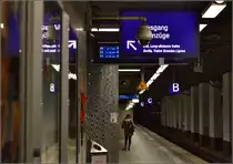 Neuerdings häufen sich die praktisch montierten Anzeigen... 

sgang 
nzüge

Wohin die Züge am Bahnsteig fahren, erfährt man genausowenig, lediglich wann sie fahren. Frankfurt, Oktober 2015.