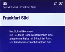 Interessante Grammatik. Zuglaufanzeige in der S5 Friedrichsdorf&ndash;Frankfurt Süd.
Oktober 2015.