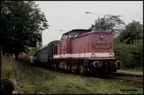 Am 3.10.1991 gab es noch Personenzugverkehr zwischen Rövershagen und Graal-Müritz auf der KBS 950. Bei einem kurzen Stopp auf der Fahrt nach Rügen erwischte ich 112415 mit dem P nach Graal Müritz auf einem Seitengleis des Bahnhofs. Fast hätte ich den Zug, der im  Sandwich  gefahren wurde, übersehen. 