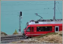 Je nach Witterung ist der Lago Bianco nicht weiss, sondern meistens türkisfarben. Allegra 3509 am Einfahrsignal von Ospizio Bernina. (07.10.2015)