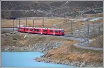 R1633 mit ABe 8/12 3509 hat soeben die Wasserscheide am Bernina passiert und schlängelt sich jetzt dem Lago Bianco entlang nach Ospizio Bernina. (07.10.2015) 