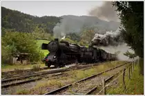 33-037 vor 06-018 am 11.10.2015 mit ihrem 17045 von Jesenice nach Most na Soči bei der Einfahrt in den Bahnhof Bohinjska Bela.