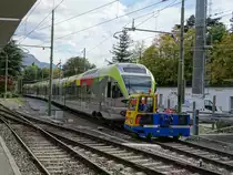Im Bahnhof Meran wird ein FLIRT bereitgestellt. Den Weg aus dem Depot bis an den Bahnsteig hat der Zug allerdings nicht mit eigener Kraft zurückgelegt, sondern wurde in Schrittgeschwindigkeit von einem Rangiergerät geschleppt.

Aufgenommen am 07.10.2015, 13:41 Uhr