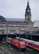 DB/ÖBB: Dank einer Verspätung von über drei Stunden, konnte am 17. Oktober 2015 der Nachtzug mit der ÖBB TAURUS 1116 111 und einem Autowagen am Zugsschluss beim Verlassen des Bahnhofs Hamburg Hauptbahnhof bei trübem Wetter fotografiert werden.
Foto: Walter Ruetsch
