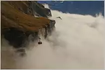 Die Seilbahn auf der Fahrt vom sonnigen Gemmipass hinab ins neblige Leukerbad 
(28.09.2015)