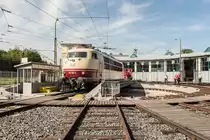 103 167-3 auf der Drehscheibe der Lokwelt Freilassing am 13.09.2015.

Hersteller: Krauss-Maffei, München
Fabriknummer: 19508
Indienststellung: 15.09.1971
Erst-Bw: München Hbf
Umbeheimatungen: Frankfurt (Main) 1, Hamburg-Eidelstedt
Betreibernr. z.Z.d. Aufnahme: 103 167-3
z-Stellung: 18.07.2003
Ausmusterung: 15.12.2012
Eigentümer z.Z.d. Aufnahme: DB Museum
Verbleib: Lokwelt Freilassing
Radsatzfolge: Co'Co'
Vmax (km/h): 200
Stundenleistung (kW): 7500
Anfahrzugkraft (kN): 312
Dienstmasse (t): 114
max. Radsatzfahrmasse (t): 20
LüP (mm): 19.500