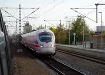 Ein verspäteter ICE überholt am 03. Oktober 2015 den Franken-Thüringen-Express nach Jena und Sonneberg in Hirschaid.