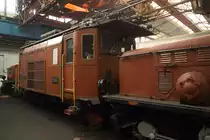Während der XXI. Dampfloktage hielt das DLW Meiningen auch eine absolute Überraschung bereit. Das kleine Krokodil der Rhätischen Bahn Ge 6/6 I No. 406! Die Lok ist zurzeit teildemontiert. Welche Arbeiten bei ihr anstehen, konnte ich allerdings nicht in Erfahrung bringen. Leider stand die Lok so eingekeilt, dass selbst mein 24-er Weitwinkel nicht ausreichte um sie komplett aufs Bild zu bekommen. Deshalb folgt der Rest im zweiten Bild! ;-)
Der blaue Dunst in der Lokhalle ist übrigens echt! Er stammt von mehreren Großgrills, welche zur Versorgung der Besucher am Tor der Lokhalle aufgestellt waren. Leider stand der Wind so ungünstig, dass der ganze Qualm in dieselbe hineingedrückt wurde. Die Aufnahme entstand am 05.09.2015. (siehe auch Bild 2!)