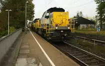 7867,7866,7786,7785 alle vier von der SNCB kommen die Kohlscheider-Rampe hoch aus Richtung Neuss,Herzogenrath mit einem Kurzen Kalkleerzug aus Oberhausen-West(D) nach Hermalle-Huy(B) und fahren durch Kohlscheid in Richtung Richterich,Laurensberg,Aachen-West.
Bei Sonne und Regenwolken am 22.10.2015.