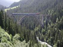 RhB,Arosabahn Der Arosa Express  auf dem Viadukt bei Langwies am 18.07.03 Erbaut wurde die Betonbr�cke 1913,62m H�he,100m Spannweite,287m L�nge