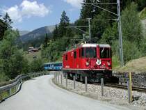RhB,Arosabahn Der  Arosa Express  bei der Einfahrt in die Station Langwies (1320 m �.M.)am 18.07.03