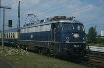 110 348-0 f�hrt am 25.07.1998 mit RE 3167 nach W�rzburg im Hbf Hanau ab.