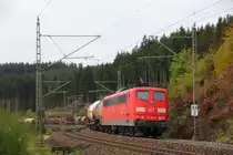 151 163-3 DB Schenker schiebt einen Güterzug über die Frankenwaldrampe bei Steinbach am 23.10.2015.