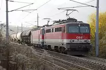 1142 624 + 1144 214 mit einem Güterzug haben soeben den Bahnhof Mürzzuschlag verlassen und beginnen die Bergfahrt auf der Semmeringsüdrampe.Das Bild entstand am 28.10.2015.