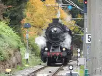 DIE DAMPFLOK ZISCHT WIE EIN STIER VOR DEM KAMPF!
58 311 beim Umsetzen im Bahnhof Bad Herrenalb, 25.10.2015