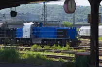 Die Stahlwerke im Saarland brauchen Kalk. Der größte Anteil wird von DB Schenker und der SNCF nach Dillingen gefahren, denn dort gibt es noch Roheisengewinnung.
Ein Kalkzug kommt nach Völklingen zu Saarstahl, gefahren vom Unternehmen Europorte. Europorte 1515, eine MaK G1206 ist im Bahnhof von Völklingen abgestellt und wartet auf die Rückfahrt. 19.06.2013
