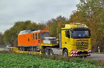 Am 23.10.2015 geht der Schienenreinigungswagen 2330 auf die letzte Reise. Hier fährt der Konvoi auf der Rheinstrasse Richtung Kaiseraugst.